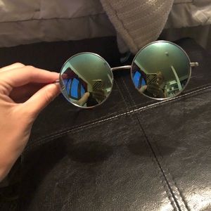 Round retro vintage tinted sunglasses
